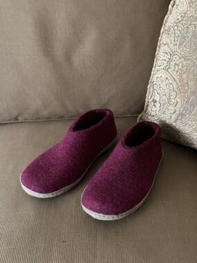 Glerups size 38. Very good condition   I wear an 8. These fit perfectly.